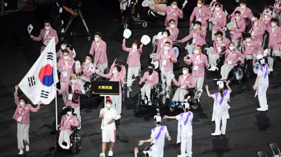 한국 선수단, 한복 단복 입고 패럴림픽 개회식 82번째 입장