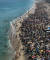 22일(현지시간) 브라질 리우데자네이루의 이파네마 해변에 기본적인 거리두기를 무시한 채 모여있는 사람들. EPA=연합뉴스