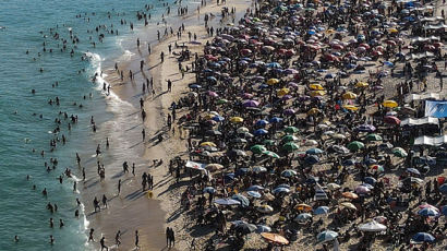 코로나 봉쇄 푼 브라질···해변가엔 피서객 다닥다닥 모였다