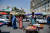 부르카를 입은 아프간 여성들이 시장 앞을 지나고 있다. 연합뉴스