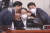 박주민 위원장 직무대리(가운데)가 25일 새벽 서울 여의도 국회에서 열린 법제사법위원회 전체회의에서 한병도 더불어민주당 원내수석부대표(오른쪽), 김영배 의원과 대화를 나누고 있다. 김경록 기자