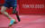 25일 탁구 단식 8강 경기가 열린 일본 도쿄 도립 체육관에서 의족을 하고 출전한 프랑스 대표팀의 클레멘트 베르티에 선수가 서브를 받고 있다. [로이터=연합뉴스]