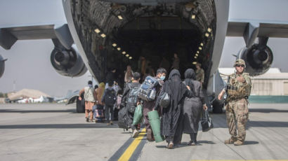 한국 도운 아프간인 400명, 군용기로 데려온다