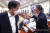  윤한홍 법사위 국민의힘 간사(왼쪽)가 위원장 대리인 박주민 법사위 민주당 간사에게 차수변경에 대해 항의하고 있다. 연합뉴스