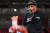 25일 일본 도쿄에서 열린 탁구 남자 단식 예선전에 출전한 이집트의 이브라힘 엘후세인 하마투선수가 탁구 라켓을 입에 물고 발가락을 사용해 공을 던져 서브를 넣고 있다. [로이터=연합뉴스]