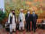왕위(王愚·55) 중국 대사(오른쪽 두번째)가 25일 압둘 살람 하나피 아프간 이슬람 에미리트 정치국 부장(副長, 사진 왼쪽 두번째)과 만나 기념 촬영을 하고 있다. [트위터 캡처]
