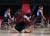 휠체어 농구 여자 예선 B조 네덜란드 대 미국 경기가 열린 25일 일본 도쿄 무사시노 포레스트 스포츠 플라자에서 네덜란드의 보 크라머 선수가 볼을 잡다 넘어지고 있다. [로이터=연합뉴스]