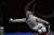 영국의 콜린스-맥칸 선수가 25일 일본 지바에서 열린 펜싱 여자 사브르 개인전 종목에서 휠체어를 타고 몸을 던져 공격을 하고 있다. [AP=연합뉴스]