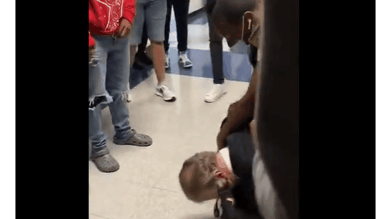"넌 총 맞아 죽는 흑인 될 거야"…막말한 교사와 학생 몸싸움 