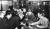 흐루쇼프가 보낸 자동 담배갑을 보고 신기해 하는 마오쩌둥(오른쪽 첫째) 일행. 마오 왼쪽으로 쑹칭링, 덩샤오핑, 리센녠, 양상쿤. 1957년 11월 4일 모스크바. [사진 김명호]