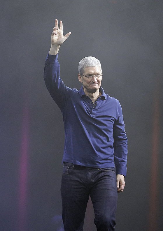 팀 쿡이 애플 CEO가 된 지 지난 24일(현지시각)로 꼭 10년이 됐다. [AP=연합뉴스]