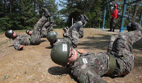 육군 제39 보병사단 장병이 한여름 유격훈련을 하고 있다. [중앙포토]