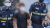 지난 24일 특수절도 혐의로 현장에서 검거된 10대 청소년이 취재진 카메라를 향해 손가락 욕을 하고 있다. [MBC 뉴스 방송화면 캡처]