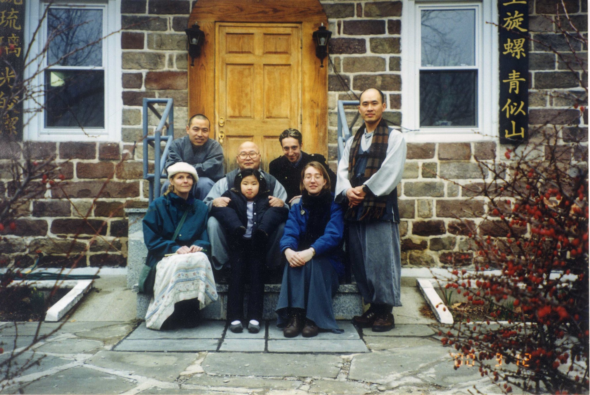 미국 뉴욕의 불광선원 앞에서 주지 휘광 스님(뒷줄 가운데)과 함께 일미 스님(앞줄 맨오른쪽)과 수미 런던(앞줄 왼쪽에서 세번째), 하버드 불교학생회원들이 앉아 있다. [사진 일미 스님]