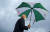 지난해 10월 조 바이든 미국 대통령이 대선후보시절 직접 우산을 들고 있다. 로이터=연합뉴스