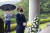 홍준표 의원이 27일 충남 부여군 외산면 가덕리 김종필 전 국무총리 묘역을 참배하고 있다. 연합뉴스