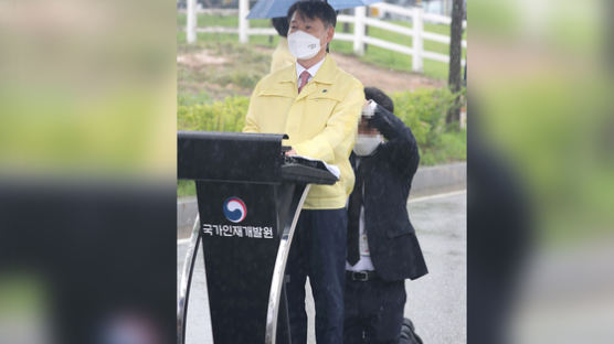 무릎 꿇고 받들어 '우산'…법무차관 브리핑, 민망한 이 장면