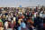 지난 21일(현지시간) 아프가니스탄과 국경을 맞댄 파키스탄 남동부 차만 지역으로 모여든 사람들. [AFP=연합뉴스]
