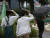 지난 25일 서울 청계광장에서 시민들이 팸플릿으로 얼굴을 가리며 비를 피하고 있다. 뉴스1 