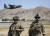 지난 25일 미 육군 82사단 공수부대원이 카불 공항을 경계하고 있다. 미 국방성=AP연합뉴스
