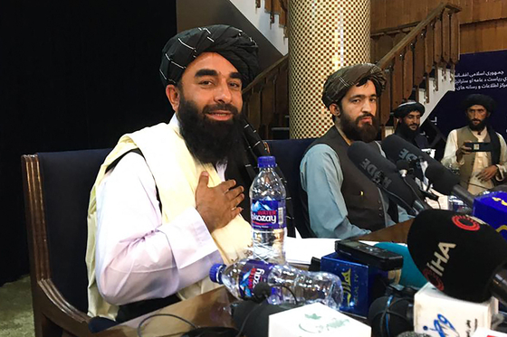 탈레반의 자비훌라 무자히드 대변인과 압둘 카하르 발키 통역인. AFP=연합뉴스