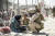 지난 26일(현지시간) 미 해병대원이 아프가니스탄 수도 카불의 하미드 카르자이 국제공항에서 한 어린이와 하이파이브를 하고 있다. AP=연합뉴스