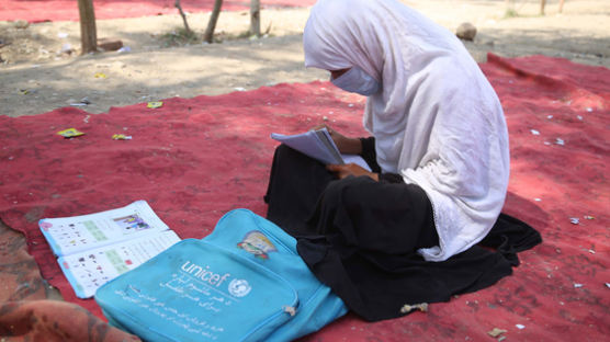 “여성 가르치는데 목숨 걸겠다” 탈레반에 맞선 용감한 교사들