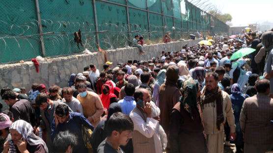 카불공항 테러 현실로…"미군 12명, 아프간인 최소 60명 사망"