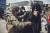28일(현지시간) 미군 해병대원이 아프가니스탄 카불 공항에 들어가는 한 현지 여성의 몸을 수색하고 있다. [로이터=연합뉴스]