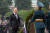 블라디미르 푸틴 러시아 대통령(왼쪽)이 2017년 6월 22일(현지시간) 러시아의 현충일인 '추모와 애도의 날'을 맞아 모스크바 크렘린궁 옆 무명용사의 묘에서 비를 맞으며 헌화 의식을 진행하고 있다. EPA=연합뉴스