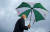 지난해 10월 당시 대선 후보 시절이던 조 바이든 미국 대통령이 우산을 쓰고 이동하고 있다. 로이터=연합뉴스