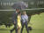 오바마 전 미국 대통령(왼쪽)이 지난 2015년 5월 대통령 시절 당시 백악관에서 참모들과 함께 우산을 쓰고 이동하고 있다. EPA=연합뉴스