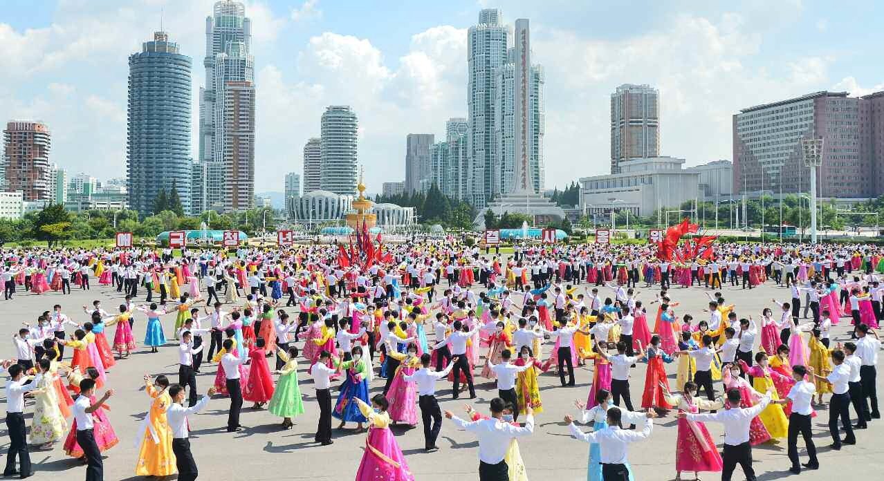 북한의 '청년절'을 경축하는 학생 무도회가 각지에서 진행됐다고 노동당 기관지 노동신문이 29일 보도했다. 북한 청년들이 평양의 고층 건물들이 보이는 광장에서 야외 무도회를 벌이고 있다. 평양 노동신문=뉴스1