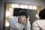 가장 좋아하는 체크무늬 셔츠를 입고 쉼표머리를 만지고 있는 카페사장 최준이자 개그맨 김해준. 권혁재 사진전문기자