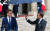 우산을 든 에마뉘엘 마크롱 프랑스 대통령(오른쪽). 온라인 캡처