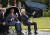 보리스 존슨 영국 총리(앞줄 오른쪽)가 지난 4월 국립수목원 순직 경찰관 추모비 건립식에서 쓰고 있던 우산이 뒤집어져 당황하고 있다. 존슨 총리 왼쪽은 찰스 왕세자. 온라인 캡처