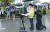 강성국 법무부 차관이 27일 오후 충북혁신도시 국가공무원인재개발원 정문 앞에서 아프가니스탄 특별기여자 초기 정착 지원을 발표하는 브리핑을 하는 동안 한 직원이 뒤쪽에 무릎을 꿇고 우산을 받쳐주고 있다. [뉴시스] 