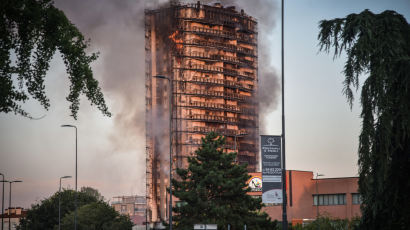 밀라노 도심 고층 아파트 불타…"사망자는 없어" [영상]