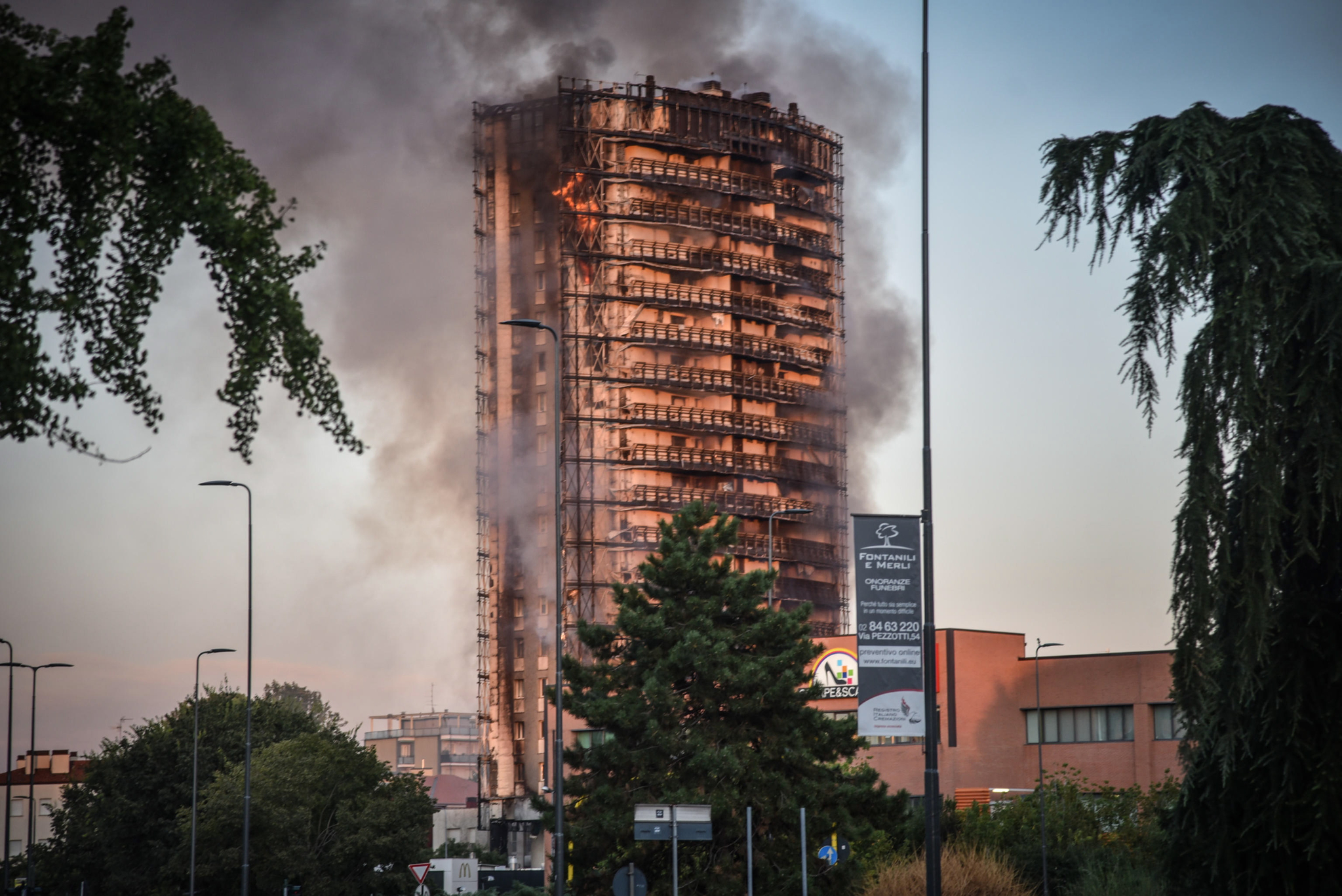 밀라노 도심 고층 아파트 불타…"사망자는 없어" [영상]