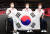 금·은 ·동메달을 휩쓴 김현욱 (왼쪽부터), 주영대, 남기원이 태극기를 함께 들고 기뻐하는 모습. [사진공동취재단]