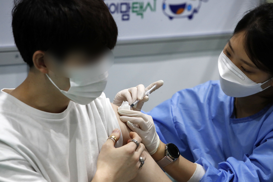 27일 오전 서울 은평구 은평다목적체육관에 마련된 신종 코로나바이러스 감염증(코로나19) 예방접종센터에서 백신접종이 진행되고 있다. 뉴스1