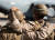 미국 해병대원이 지난 27일 아프가니스탄의 카불 공항에서 자폭테러로 숨진 동료의 시신이 수송기로 운구되는 것을 지켜보며 어깨를 껴안고 있다. 로이터=연합뉴스