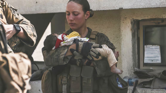 "겁내지마 사랑해" 아프간 아기 돌보던 美여군의 마지막 문자 