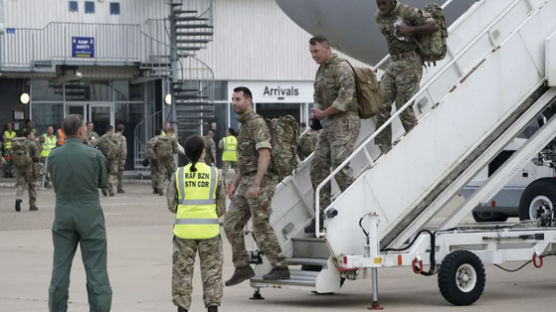 ‘카불 탈출’ 아프간인 정착 방안은? 영국은 ‘외인부대’ 꾸린다