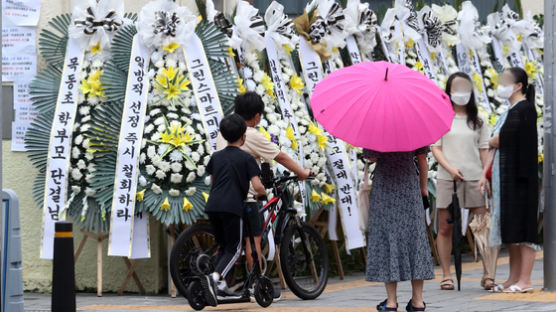 '미래학교 반대' 학교 앞에 조화까지…서울교육청 뒤늦게 "의견듣겠다"