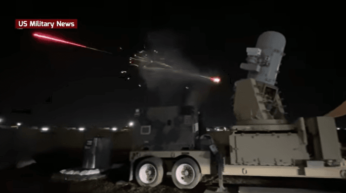 미국 해군의 CIWS인 팰링스를 육상용으로 개조한 미국 육군의 C-RAM 야간 사격. 팰링스가 어떻게 요격하는지 잘 보여준다.  US Military News 유튜브 계정 캡처.