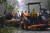 31일 미시시피주 허리케인 피해지역에서 자원봉사자와 공무원들이 도로에 쓰러진 나무들을 치우고 있다. AP=연합뉴스