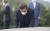 더불어민주당 대권주자인 이낙연 전 대표가 31일 오후 경남 김해시 진영읍 봉하마을 고 노무현 전 대통령 묘역 앞에서 무릎 꿇은 채 생각하고 있다. 연합뉴스