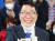 윤영찬 더불어민주당 의원이 지난해 4월 총선 때 성남 중원구 선거 사무소에서 선거 당선이 유력시되자 지지자들의 환호를 받으며 기뻐하고 있다. 뉴스1