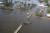 떠내려가던 바지선이 다리를 파괴했다. 걍변 마을은 홍수로 침수됐다. 루이지애나주 래피트의 30일 상황. AP=연합뉴스